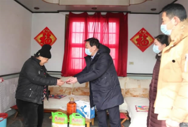 集团慰问特困村民及员工
