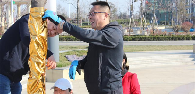 阳春三月，我为小树穿新衣